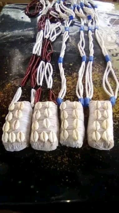 Amulettes de cauris et perles
