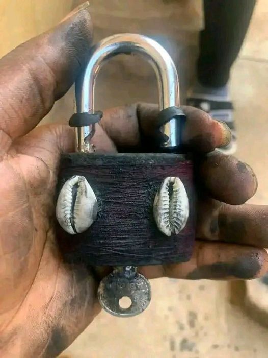 Cadenas orné de cauris et sa clé