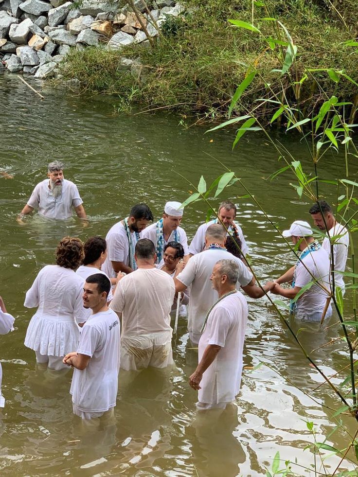 Cérémonie de purification dans la rivière