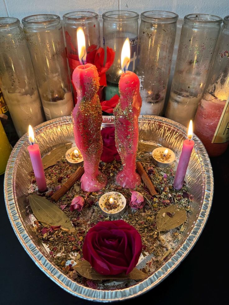 Bougies rituelles avec rose et plantes