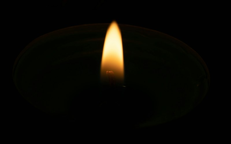 Flamme de bougie dans l'obscurité