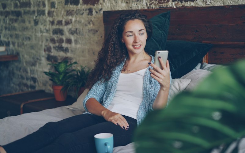 Femme en consultation à distance sur son téléphone